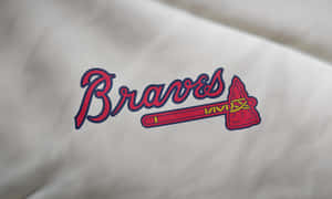 白色布料上的Braves棒球標誌，帶有紅色和深藍色細節。