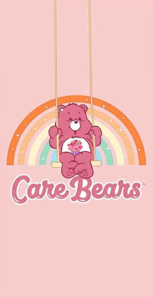 粉紅色Care Bear喺彩虹下嘅鞦韆上，附有標誌