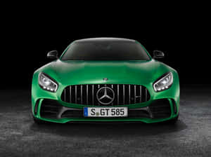 深色瀝青路面上綠色 Mercedes-AMG GT 跑車的前視圖。 — 汽車 壁紙