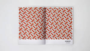 打開的雜誌展示 Burberry 標誌圖案（紅、白、米色） — 火影忍者海報 壁紙