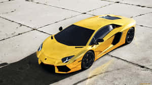 黃色林寶堅尼 Aventador 停泊在龜裂的混凝土上，陽光普照。