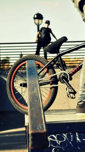 BMX單車停在塗鴉滑板公園的欄杆上
