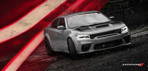銀色 Dodge Charger Hellcat 泊喺濕滑路面，背景係紅白間條。