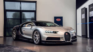 銀色Bugatti Chiron在豪華車陳列室中打開車門。