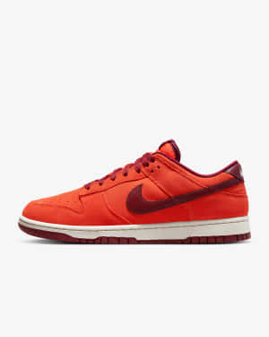 橙色和酒紅色Nike Dunk Low運動鞋，白色鞋底。