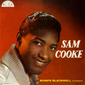 Sam Cooke 在工作室肖像中微笑，背景為橙色並帶有文字。