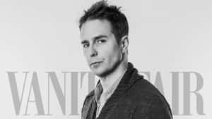 穿著開襟衫的男人在黑白 Vanity Fair 雜誌肖像中。