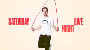 男子跳繩，帶有紅色「Saturday Night Live」文字。