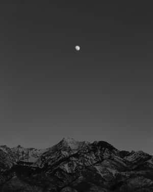 黑白暮色中，新月下的雪山。 — 唯美月亮動圖 壁紙
