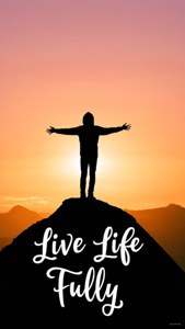 日落時分，一個人站在山頂上伸展雙臂的剪影，帶有「live life fully」文字