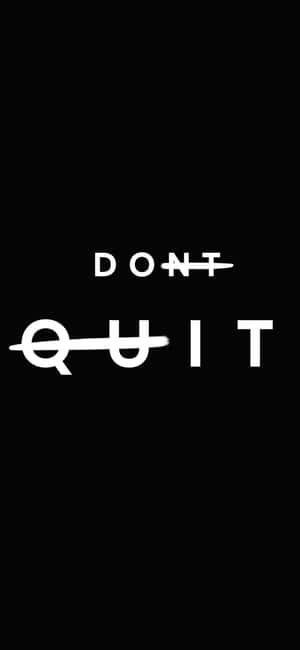 黑色背景上帶有劃掉字母的勵志文字「DON'T QUIT」。