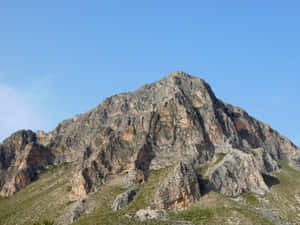 崎嶇山峰，岩石峭壁，稀疏綠植，清澈藍天 — 森林 壁紙