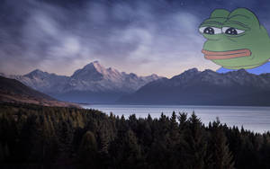 星空夜景，有山脈、湖泊和森林，天空中有一個巨大的綠色青蛙臉。