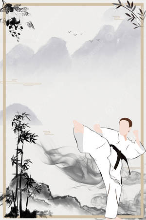 身穿白色道服的武術家在霧氣山巒景色中，伴隨竹子做出高踢腿動作。 — 動漫打鬥 壁紙