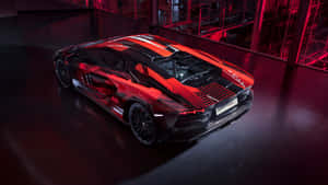 紅黑 Lamborghini Aventador SVJ 在光線昏暗的工業車庫中，帶有紅色重點照明。