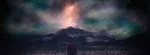 站在山前，星空與極光下的人。