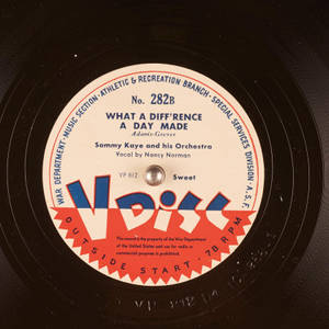 Sammy Kaye 和他的樂團演唱的《What a Difference a Day Made》的復古 War Department 唱片標籤。