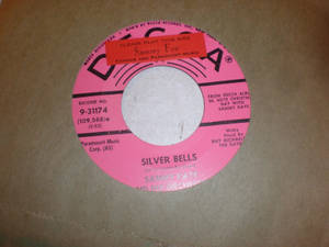 棕色紙張上 Sammy Kaye 的《Silver Bells》的粉紅色復古 Decca 唱片標籤。