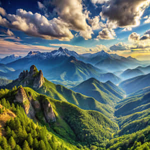 在戲劇性的多雲天空下，鬱鬱蔥蔥的綠色山脈、參差不齊的岩石和遠處白雪皚皚的山峰。 — 超高清 GIF 壁紙