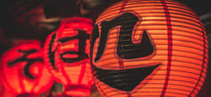 發光紅色日本燈籠，帶有黑色漢字，在節日夜晚環境中。
