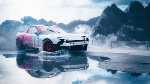 粉白色飄移車在水坑中濺水，帶有山峰倒影。