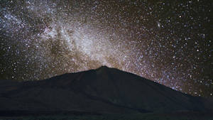 在銀河可見的充滿活力的星空下的黑暗山峰。 — 山景 壁紙
