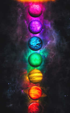 宇宙星雲中垂直排列的七顆彩虹色行星。