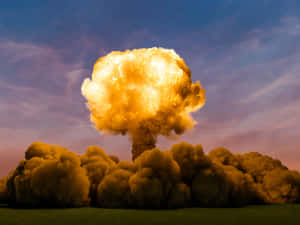 暮色中綠色田野上空升起的核爆炸蘑菇雲。