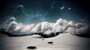 白雪覆蓋的山脈，在星空下，有發光的星雲和雲層。