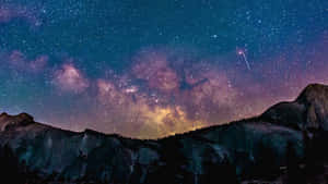 山脈上空有銀河的星空夜景