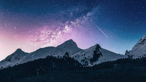 星空下的雪山，有銀河和流星 — 夜空 壁紙