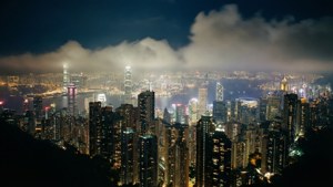 夜間香港天際線，燈火通明的建築物和霧氣瀰漫的港口。 — 香港 壁紙