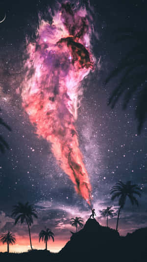 黃昏時分，在充滿活力的宇宙星雲和棕櫚樹下的山丘上，一個人的剪影。