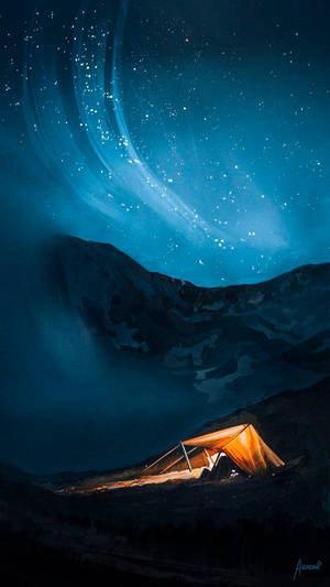 在旋轉的星空夜空下，雪山中一個溫暖照亮的帳篷。