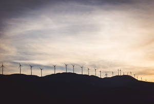 山丘上的風力發電機，日落時分