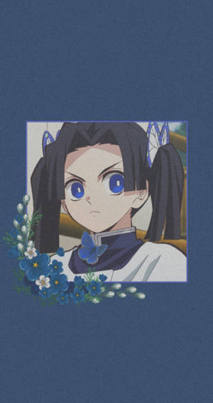 藍眼睛、深色雙馬尾的動漫女孩被藍色花朵包圍。