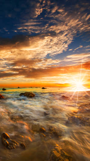 夕陽下的海洋，海浪拍打岩石 — 沙灘 壁紙