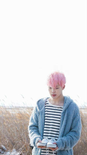 粉紅色頭髮的人在雪地上拿著白色運動鞋 — Jimin GIF 壁紙
