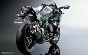 反光工作室地板上的時尚銀綠色 Kawasaki Ninja 電單車。