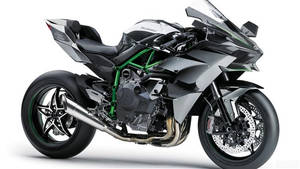 時尚的銀綠色Kawasaki運動摩托車，帶有外露引擎。