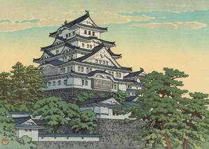 一座日本城堡，被樹木和石牆環繞，天空柔和。