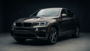 時尚啞光灰色BMW X6 SUV在工作室中戲劇性燈光