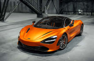 工業倉庫環境中的橙色McLaren 720S跑車。 — 汽車 壁紙