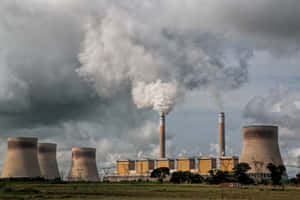 工業發電廠，冷卻塔向多雲的天空釋放蒸汽。