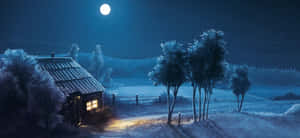 滿月下，寧靜的冬日景觀中，一間積雪的小屋，窗戶發著光。