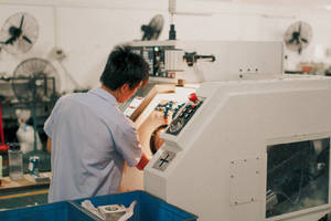 在工廠環境中操作工業機械的人。