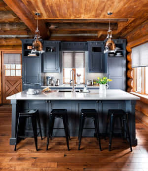深灰色廚房，配有木樑和黑色吧檯凳，上方有銅吊燈。