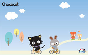Chococat 同朋友喺陽光普照嘅日子踩單車，周圍有色彩繽紛嘅樹木同雲。