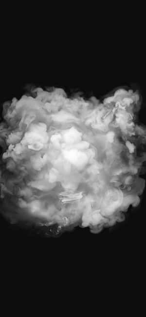 黑色背景上旋轉的白煙雲。
