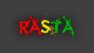 喺深灰色背景上，以紅色、黃色同綠色油漆濺出嘅粗體 RASTA 文字。